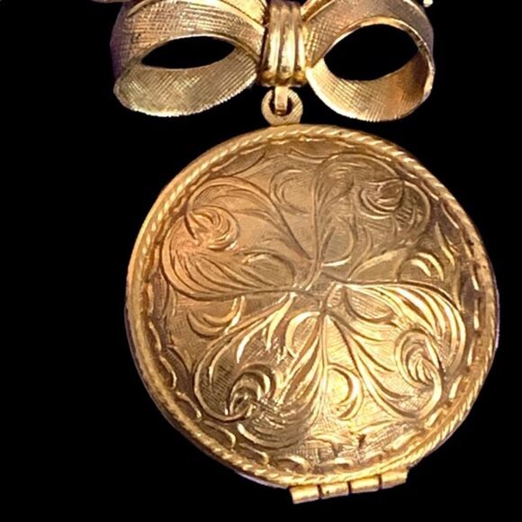 Mid century bow cream fragrance pendant engraved gold tone - Picture 1 of 5